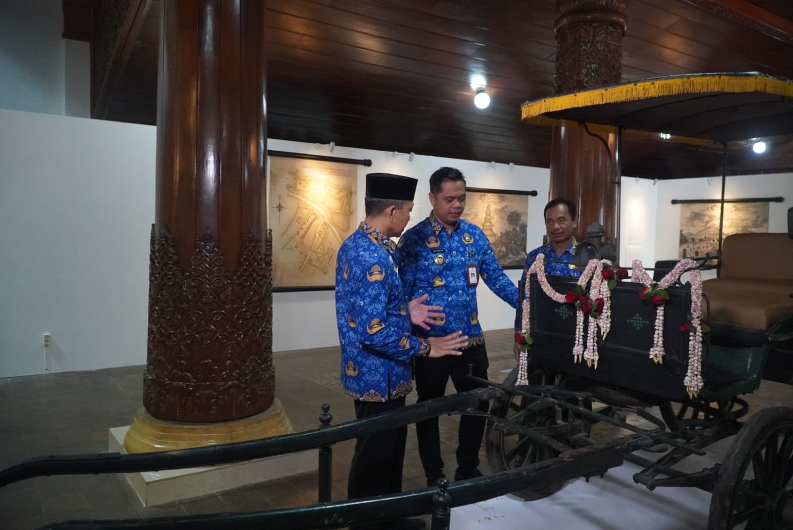 TILIK: Bupati Jepara Witiarso Utomo saat melihat penataan museum di pendapa, bupati saat ini menempati satu kamar di kompleks itu setelag beralih fungsi menjadi museum.