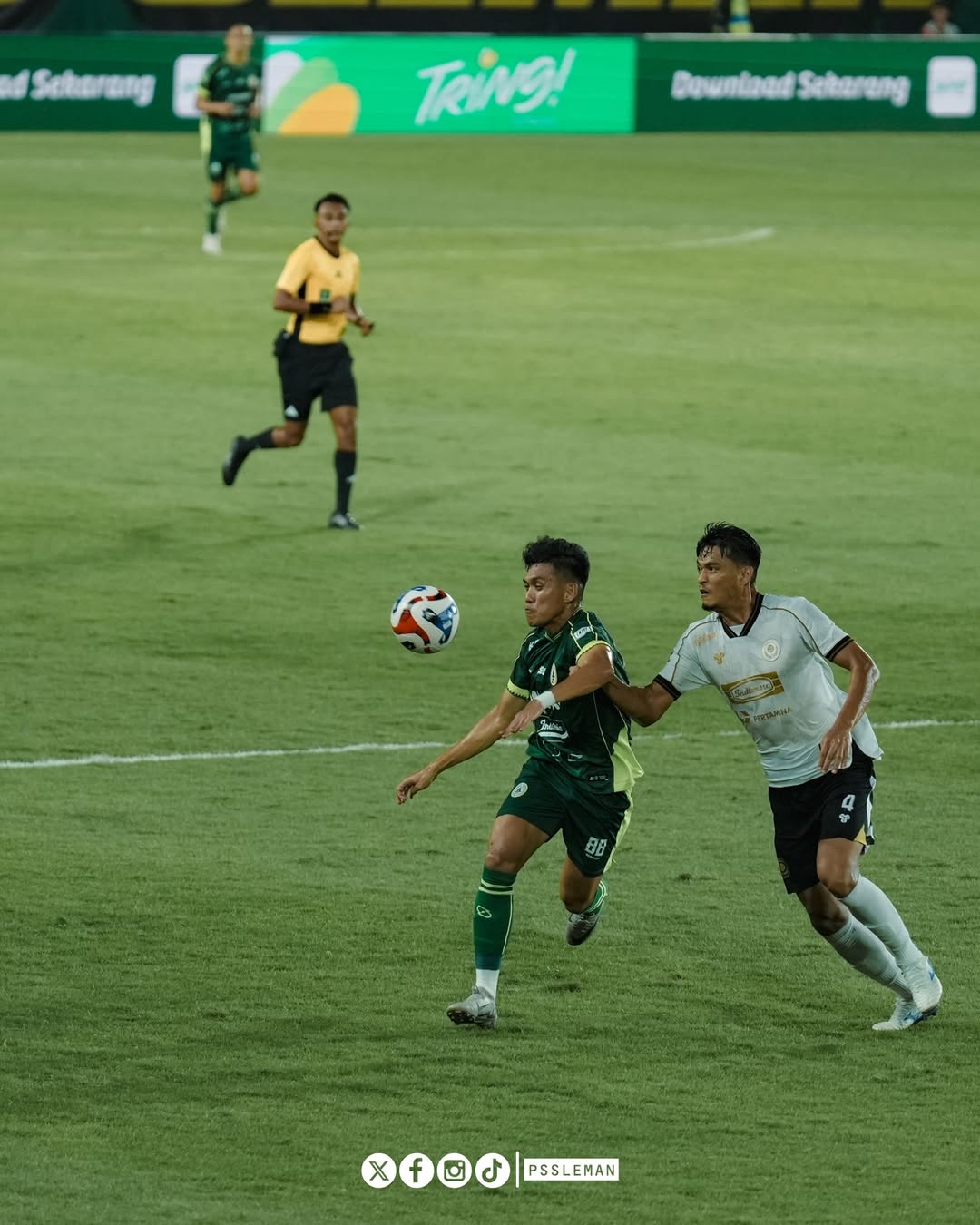 KURANG FOKUS: Bek Persiku Oka (kanan) berusaha merebut bola dari pemain PSS Sleman Irvan Mofu.