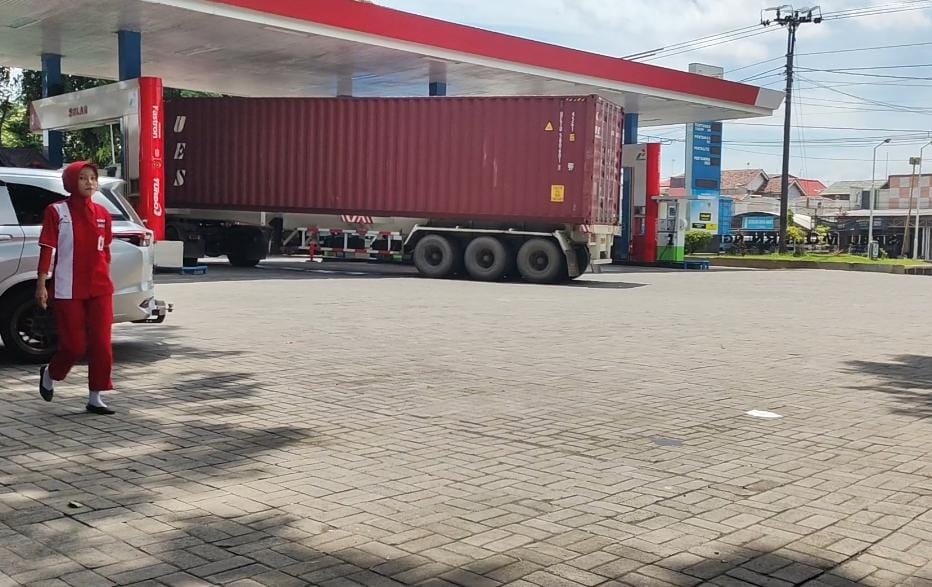 LANCAR: Kondisi SPBU Pertamina Modern Ngembal yang terpantau tidak ada antrean panjang.