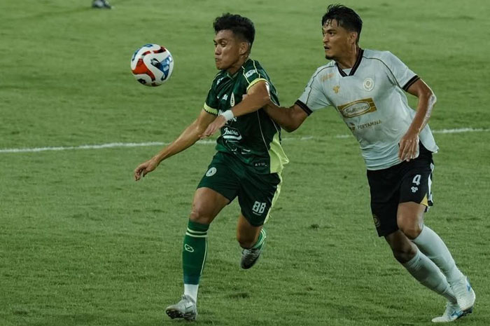 GAGAL: Striker PSS Sleman Irvan Mofu dijaga ketat bek Persiku Oka (kanan)