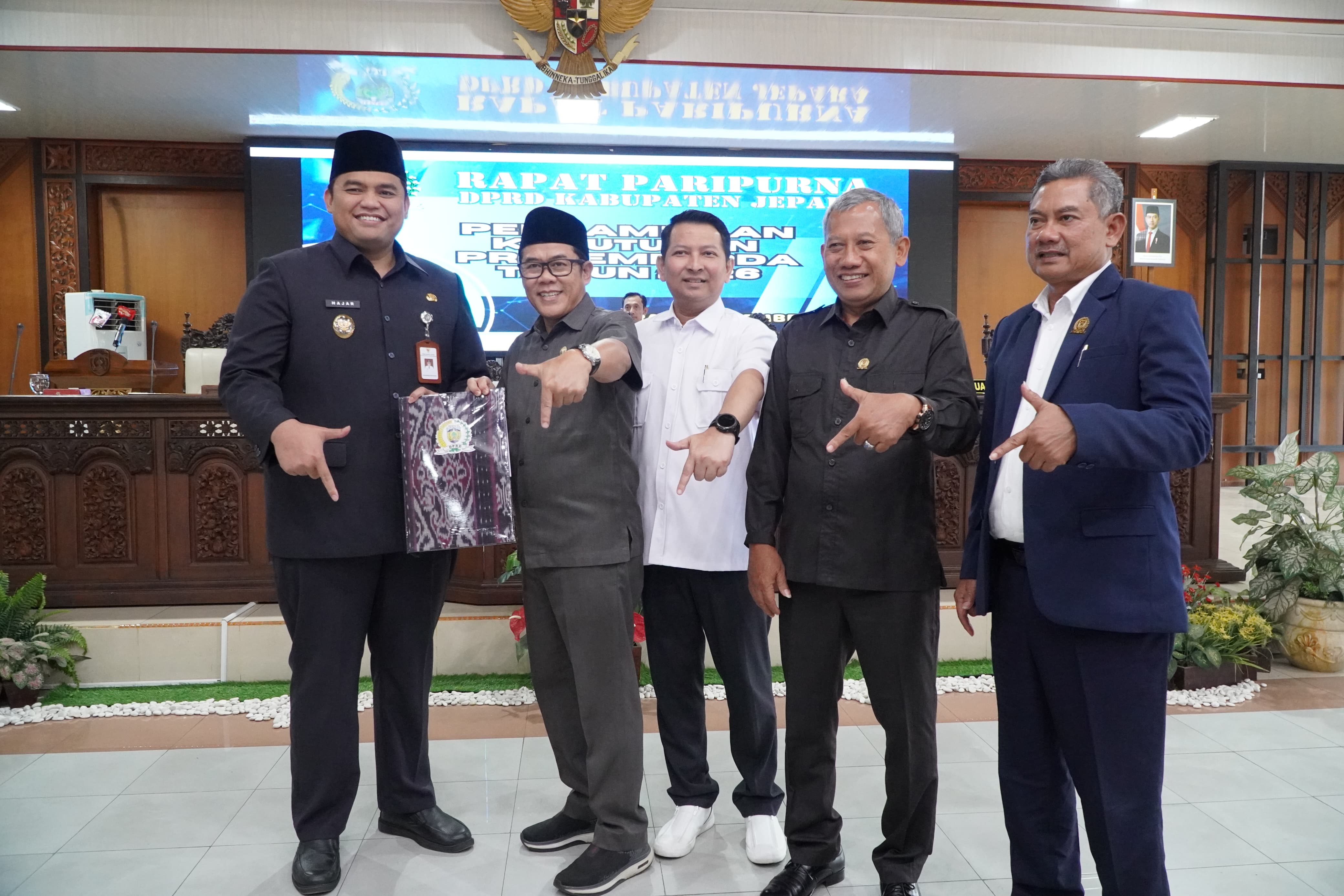 SINERGIS: Proses penyerahan Ranperda dalam rapat paripurna pada Rabu (19/11).