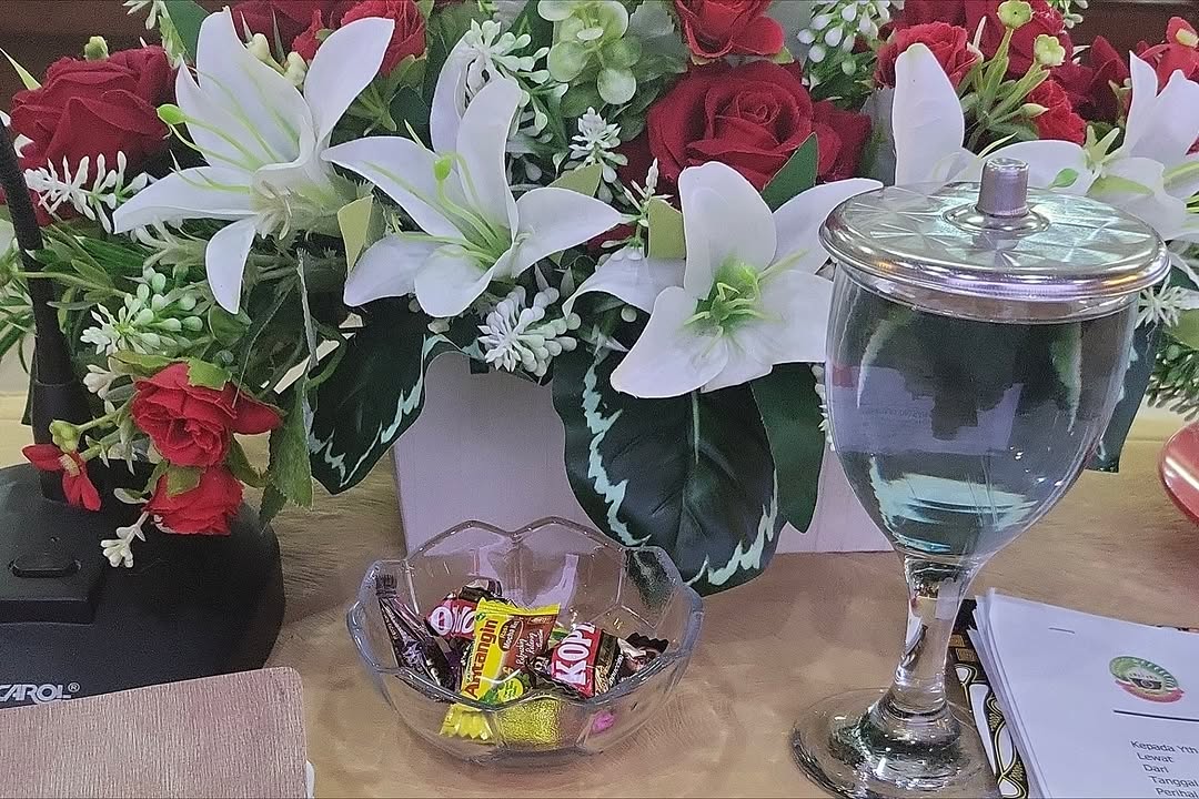 PRIHATIN: Rapat di lingkungan Pemerintahan Kabupaten Blora yang hanya menyajikan permen dan air putih, tanpa Snack dan makanan.