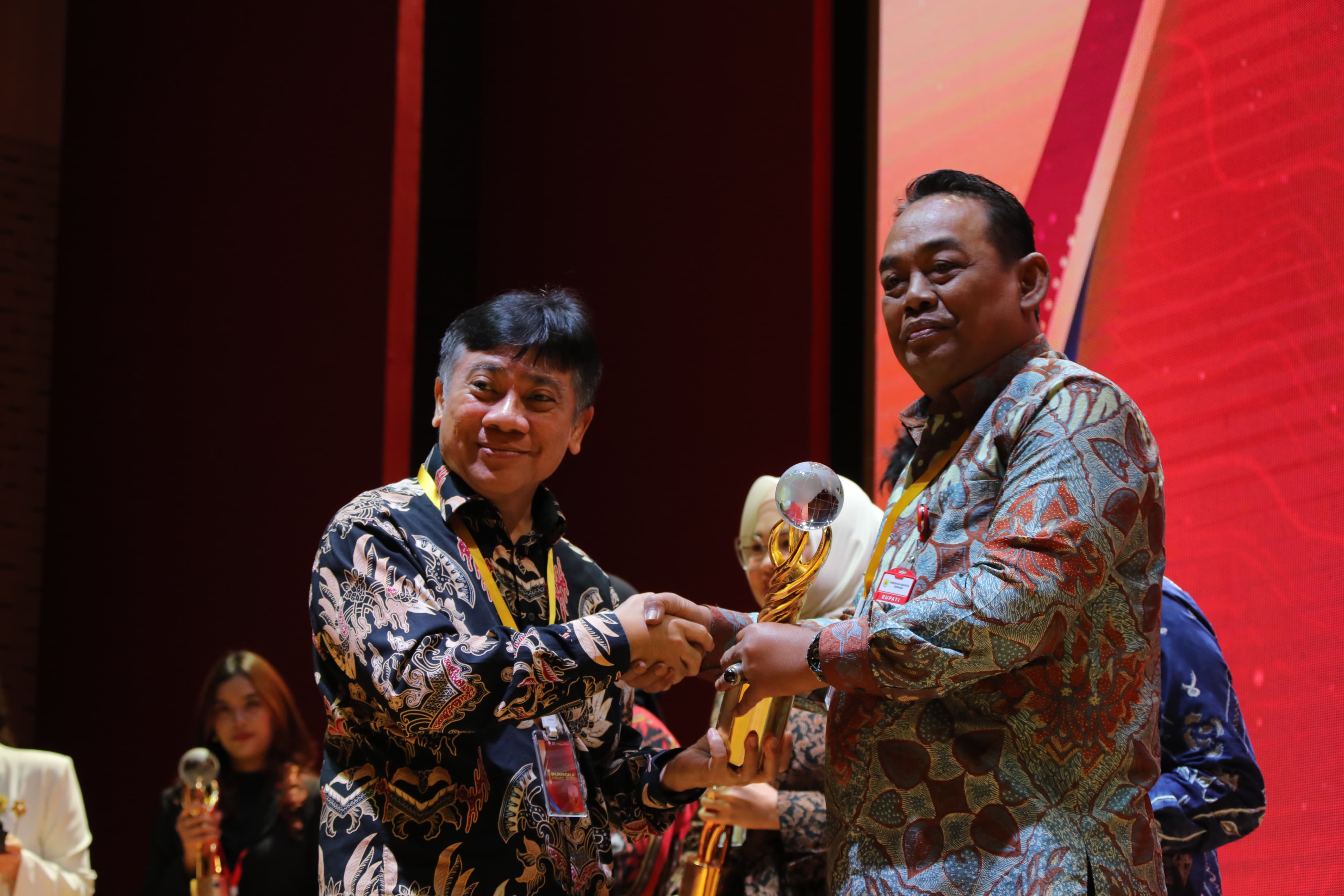 INOVASI: Bupati Grobogan Setyo Hadi saat menerima penghargaan dari BIG.