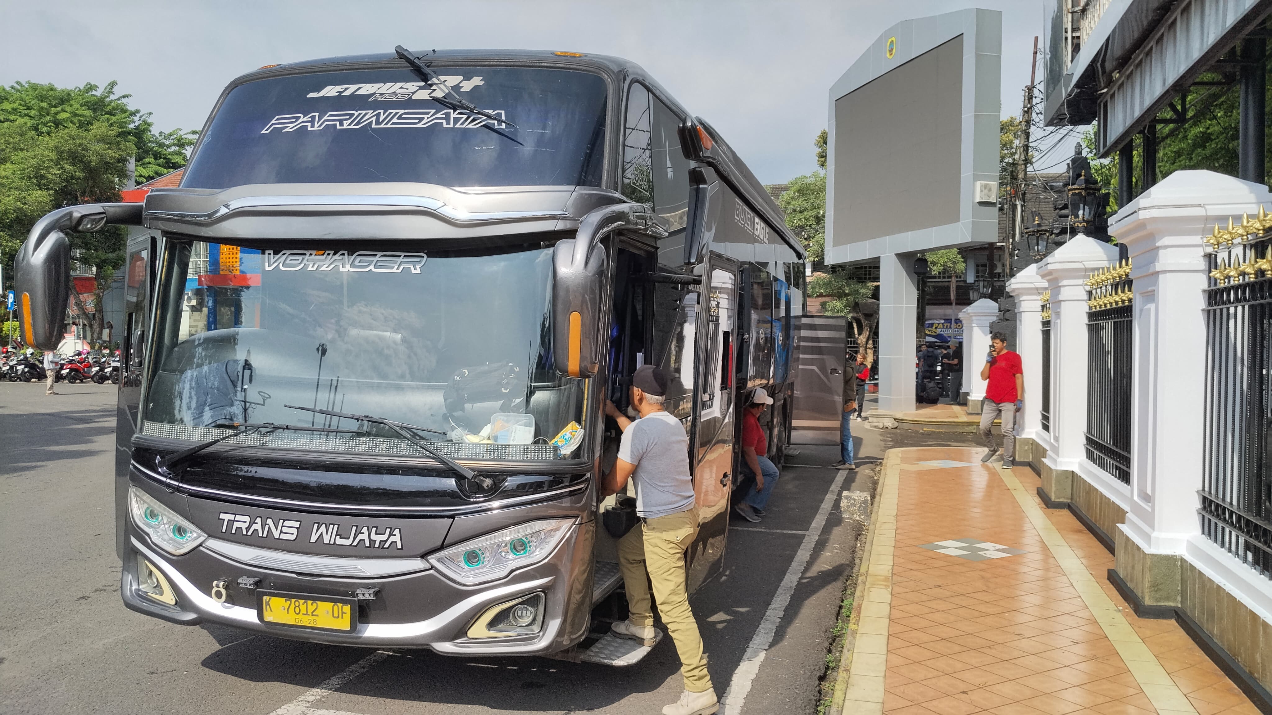 BERSNGKAT: Warga Pati berbondong-bondong ke bus di Simpang Lima Pati pada Rabu (19/11).