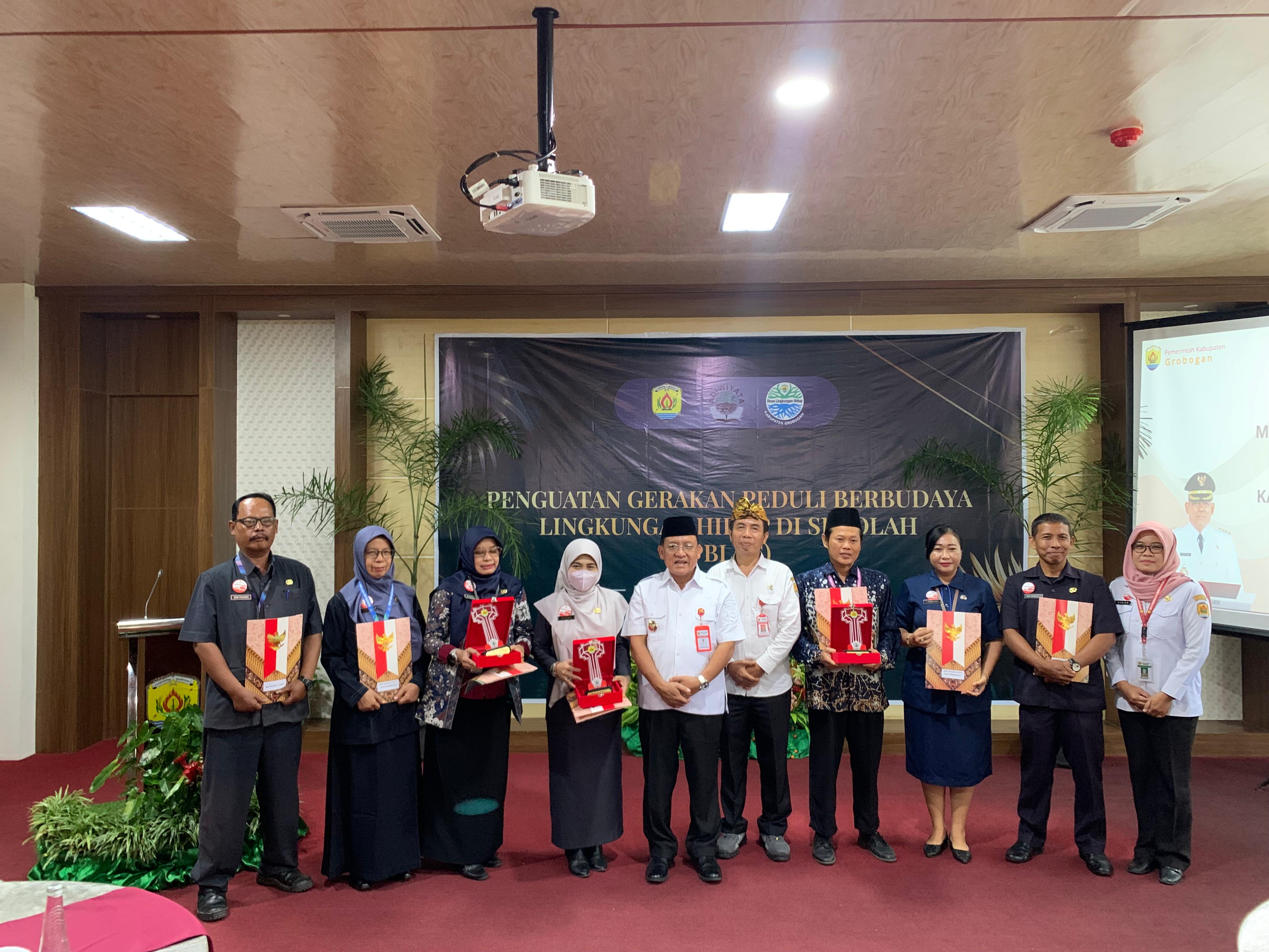 PENGHARGAAN: Wakil Bupati Grobogan Sugeng Prasetyo saat menyerahkan penghargaan adiwiyaa ke sejumlah sekolah.