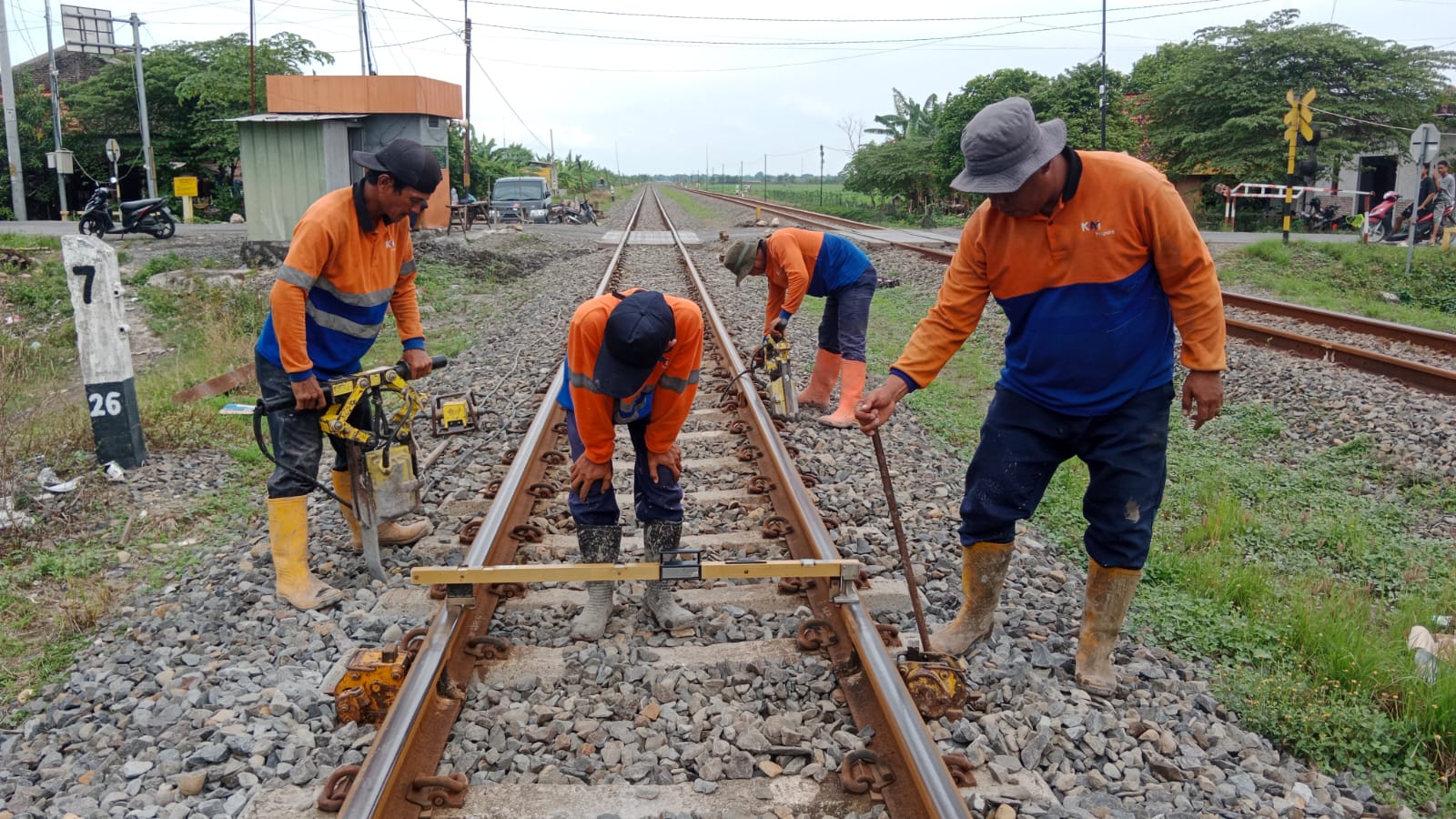 MENGUKUR: Petugas PT KAI Daop 4 Semarang saat mengukur jalur KA.