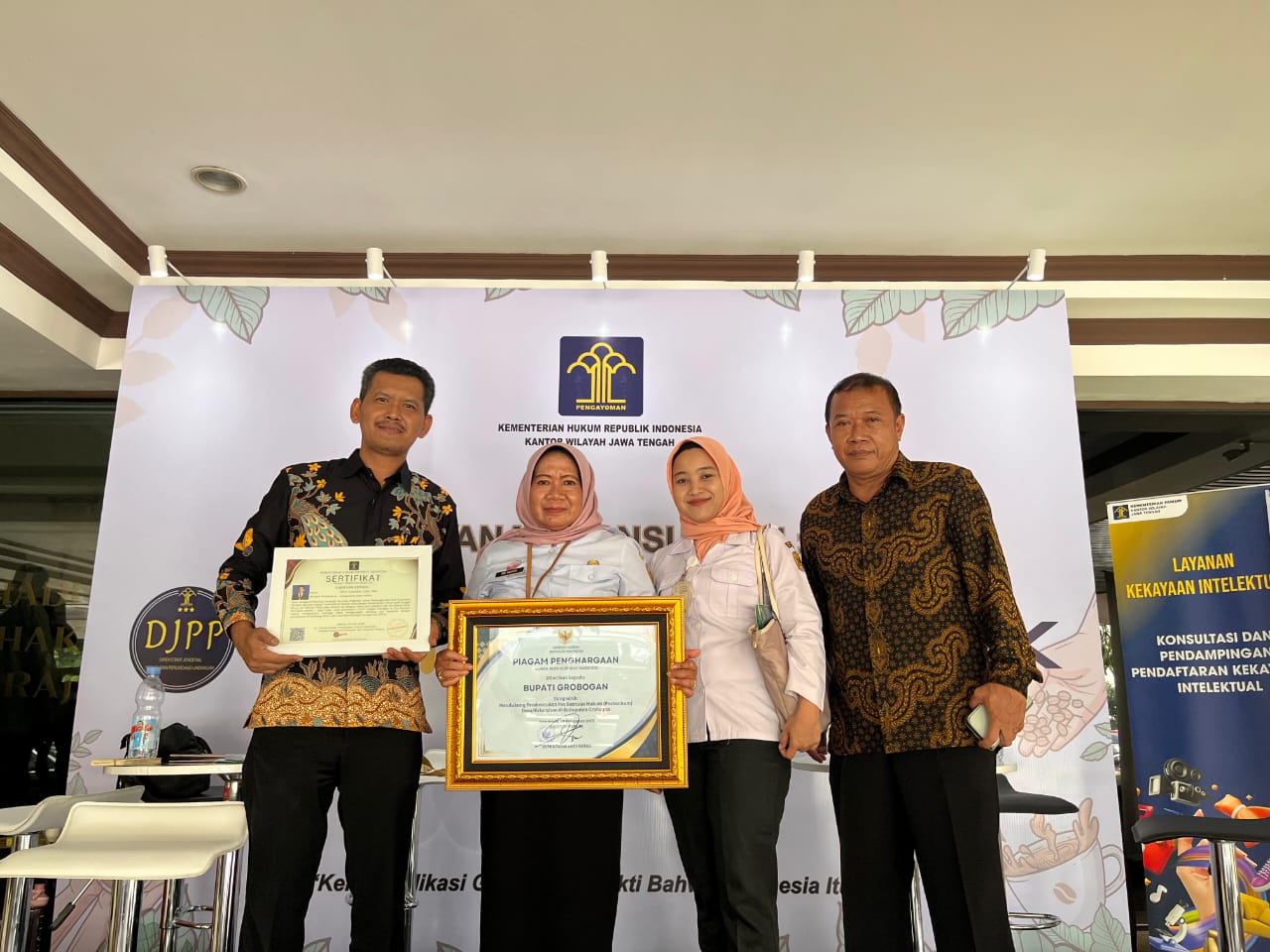 BANGGA: Sekdes Jatilor Suparwan dan sejumlah perwakilan desa di Grobogan mendapatkan sertifikat terbaik.
