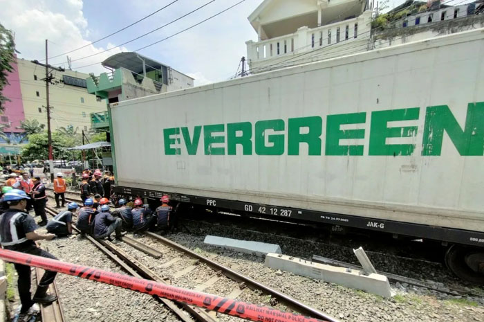 Petugas melakukan penanganan teknis anjloknya KA Barang Aksa Cargo relasi Kalimas&ndash;Tanjung Priok yang terjadi di petak jalan Mesigit&ndash;Surabaya Pasar Turi, Rabu (19/11/2025).