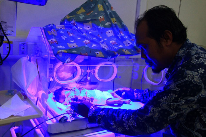 DIRAWAT INTENSIF: Bayi laki-laki yang dibuang ibunya dirawat intensif di RSUD dr. Soetrasno Rembang kemarin.