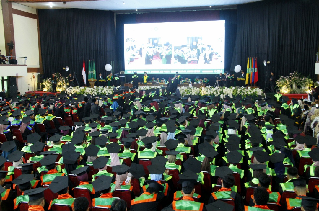 PENUH: Para wisudawan memenuhi Gedung Wanita pada wisuda Unisnu ke-25 pada Rabu (19/11).