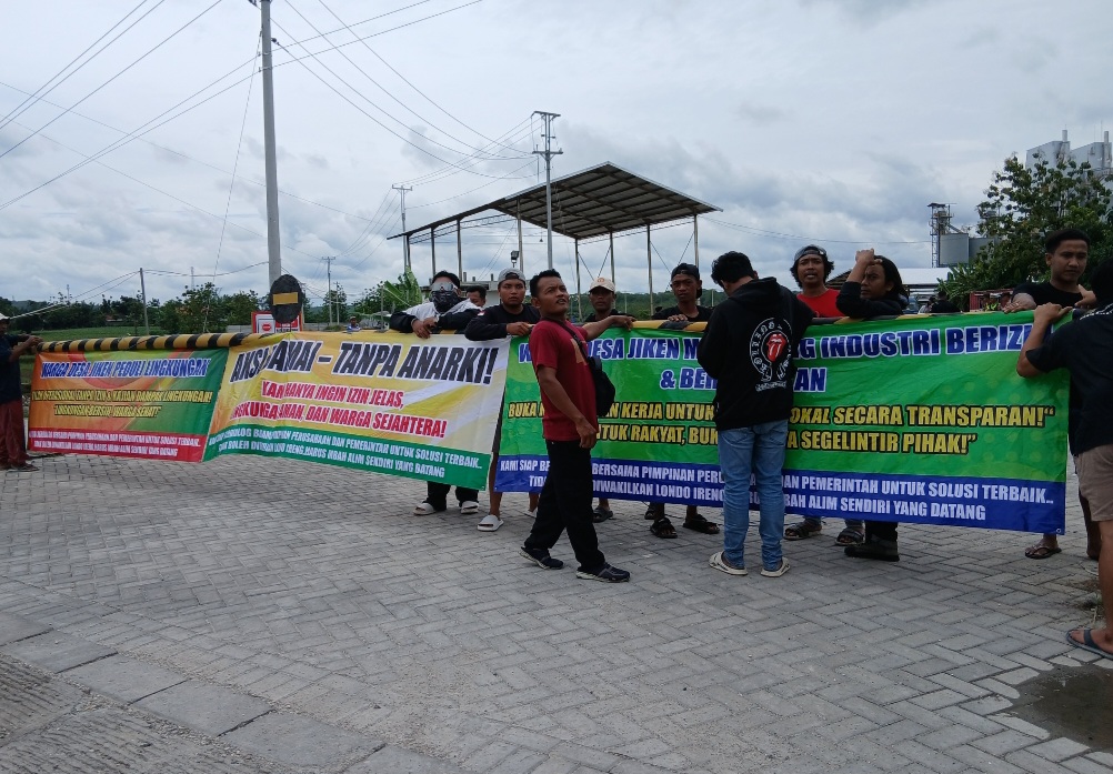 SEMANGAT: Warga Desa Jiken Kecamatan Jiken Kabupaten Blora saat demontrasi di PT Pentawira, mereka memasang banner di pintu masuk pabrik.