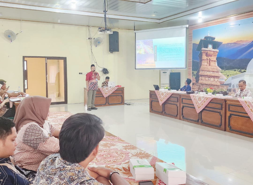 MATERI: Kabid Keuangan dan Aset Desa, Basuki Abdul Jalil (batik merah) memaparkan 12 tahapan pengelolaan aset desa yang harus dipenuhi. (ANDIKA T SAPUTRA/RADAR KUDUS)