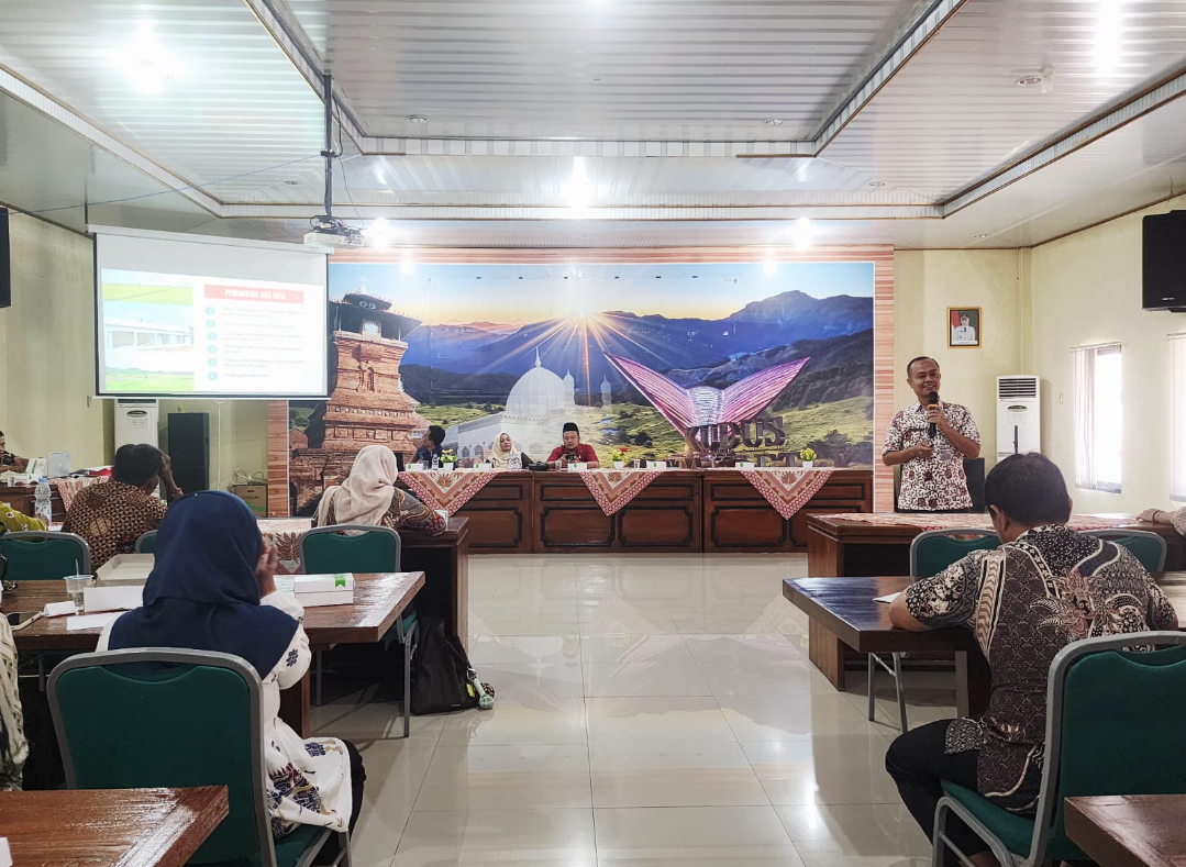 PENTING: Inspektorat Kudus, Moch Bassyar Arifianto (batik putih coklat) menekankan pentingnya menjaga ketelitian dalam setiap proses pengelolaan keuangan di hadapan peserta. (ANDIKA TS/RADAR KUDUS)