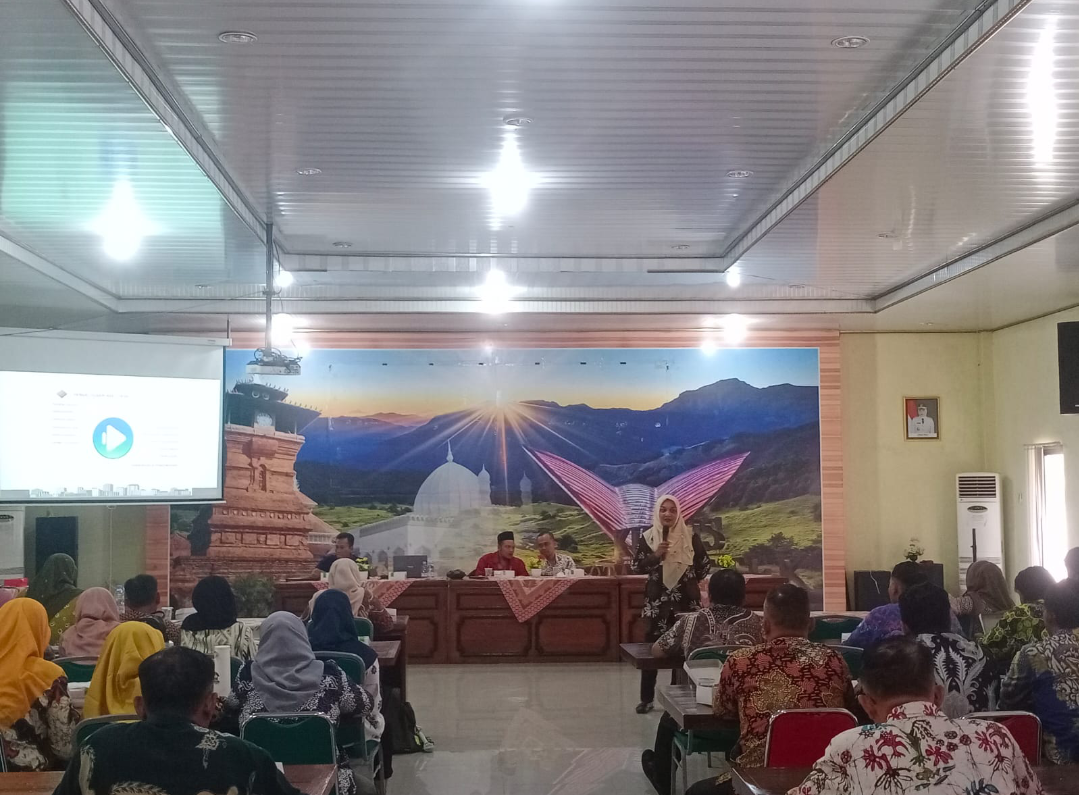 WAWASAN: Pemateri menyampaikan materi terkait fasilitasi pengelolaan keuangan desa dan penyusunan Perdes APBDes TA 2026 di Aula Natasangin lantai 2 Dinas PMD, (18-19/11). (ANDIKA TS/RADAR KUDUS)