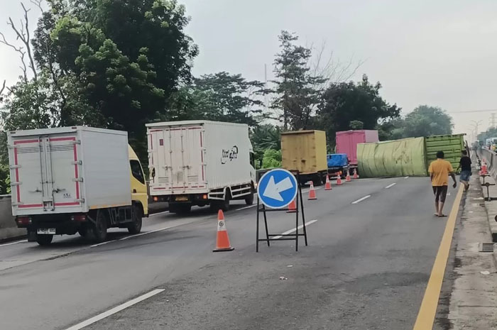 Kondisi truk yang terguling melintang ditengah jalan tol