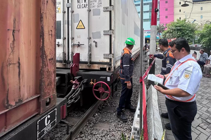 KA Barang Aksa Cargo Anjlok di Perlintasan dekat Stasiun Surabaya Pasar Turi.