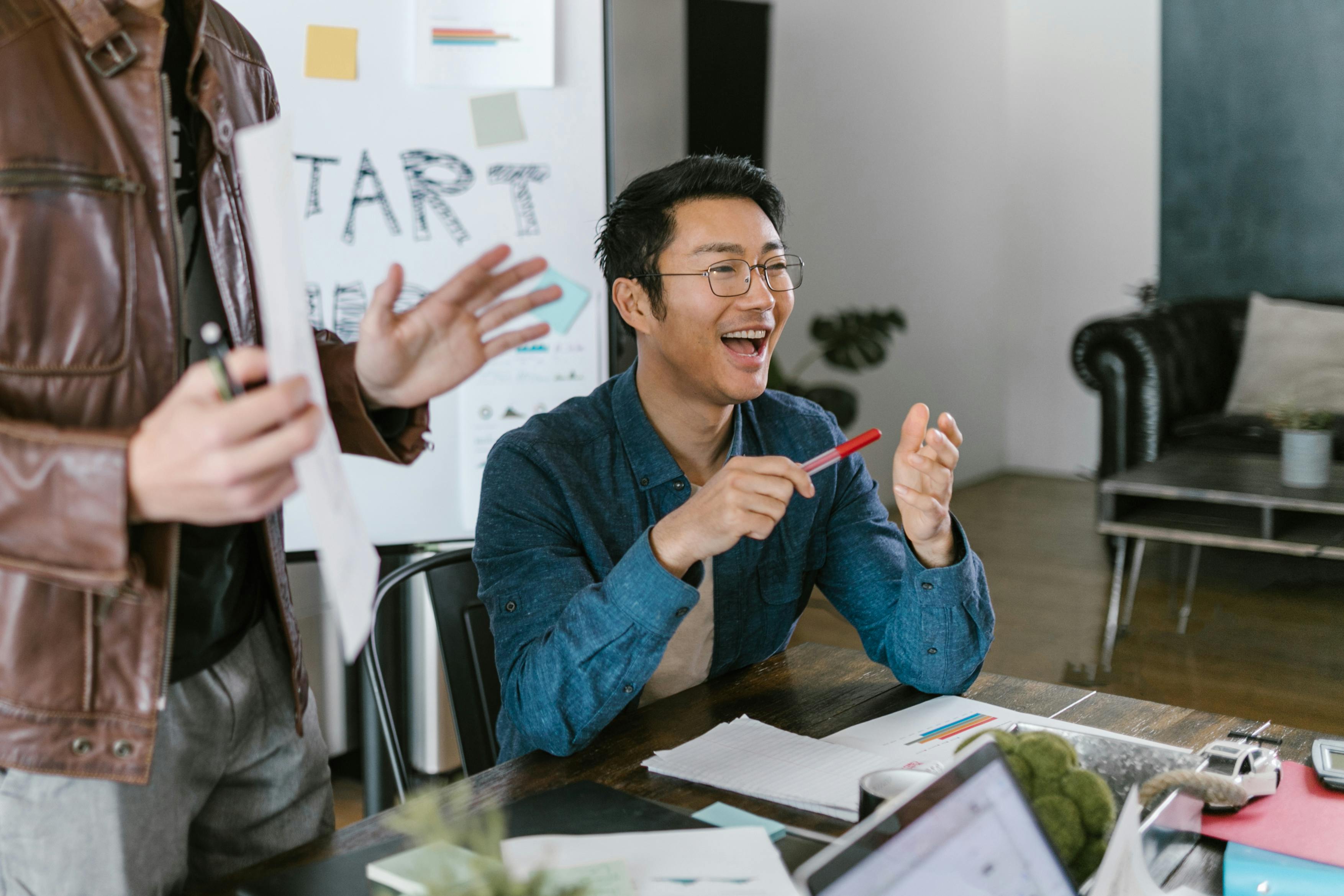 Ilustrasi anak muda berbisnis  dan berinvestasi di usia muda