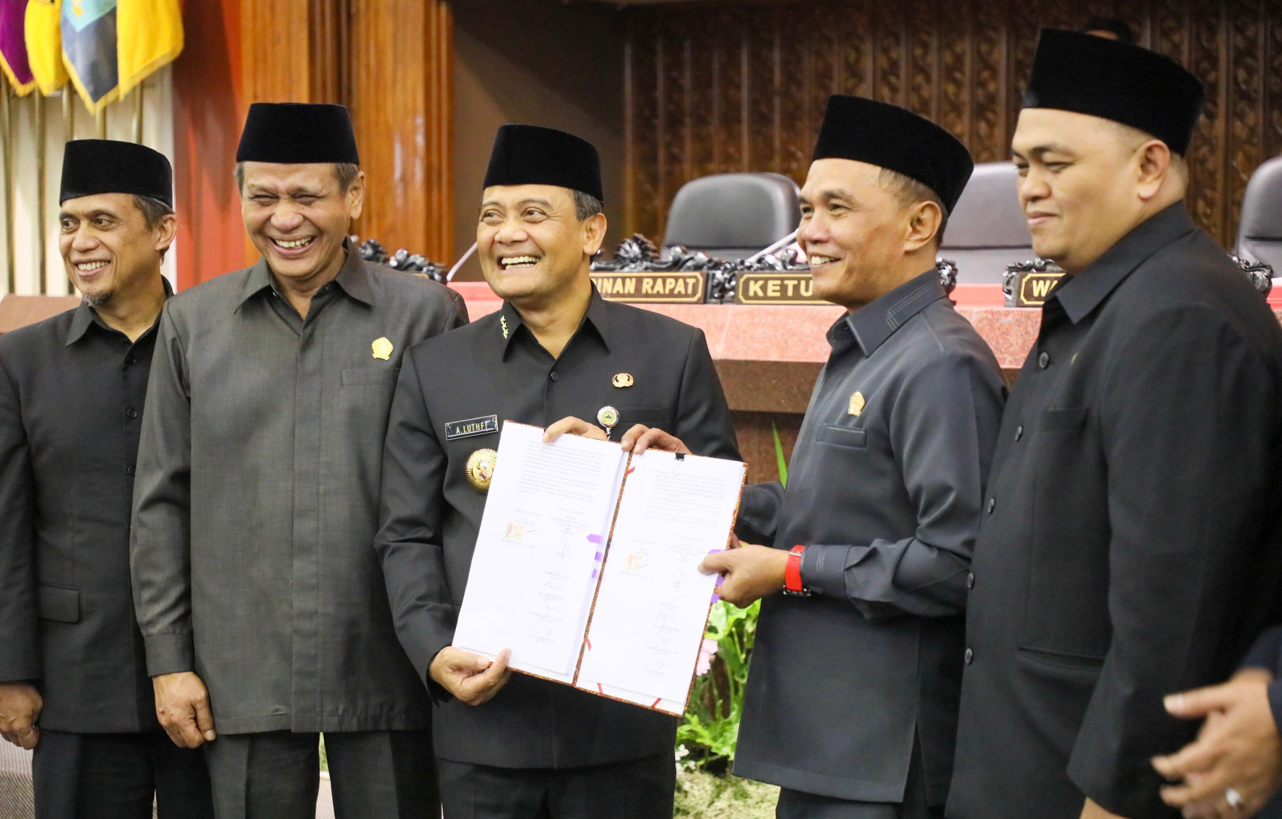 Gubernur Ahmad Luthfi memperlihatkan Nota Kesepakatan  KUA dan PPAS APBD 2026 dalam rapat paripurna di Gedung Berlian DPRD Jateng.
