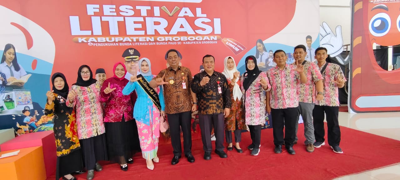 TEBARKAN LITERASI &ndash; Bupati Grobogan Setyo Hadi bersama Bunda Literasi Suyatun foto bersama dalam pengukuhan Bunda Literasi se Kebupaten Grobogan, kemarin.