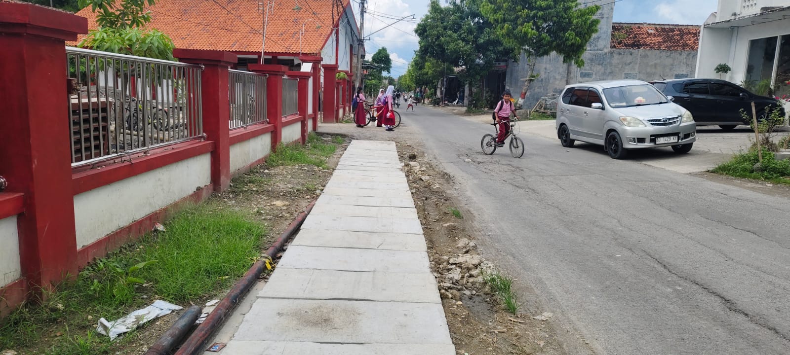 MULAI FINISHING &ndash; Pembangunan drainase di Jalan Tentara Pelajar Kalongan Purwodadi mulai dipasang penutup.