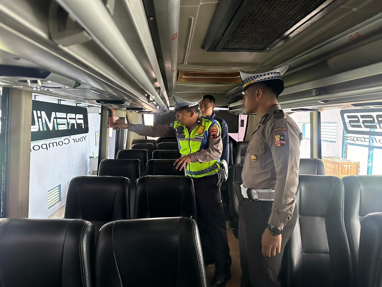RAMP CHECK: Satlantas dan Dishub Grobogan saat mengecek bus AKDP.