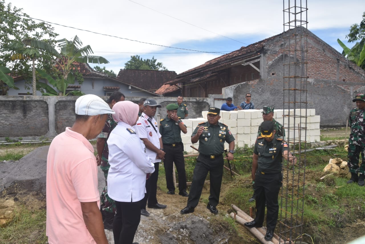 MENINJAU: Danrem 073/Makutarama Salatiga Kolonel Arm Erza Nathanael saat mengecek progres pembangunan gerai KDMP di Desa Teguhan, Kecamatan Grobogan.