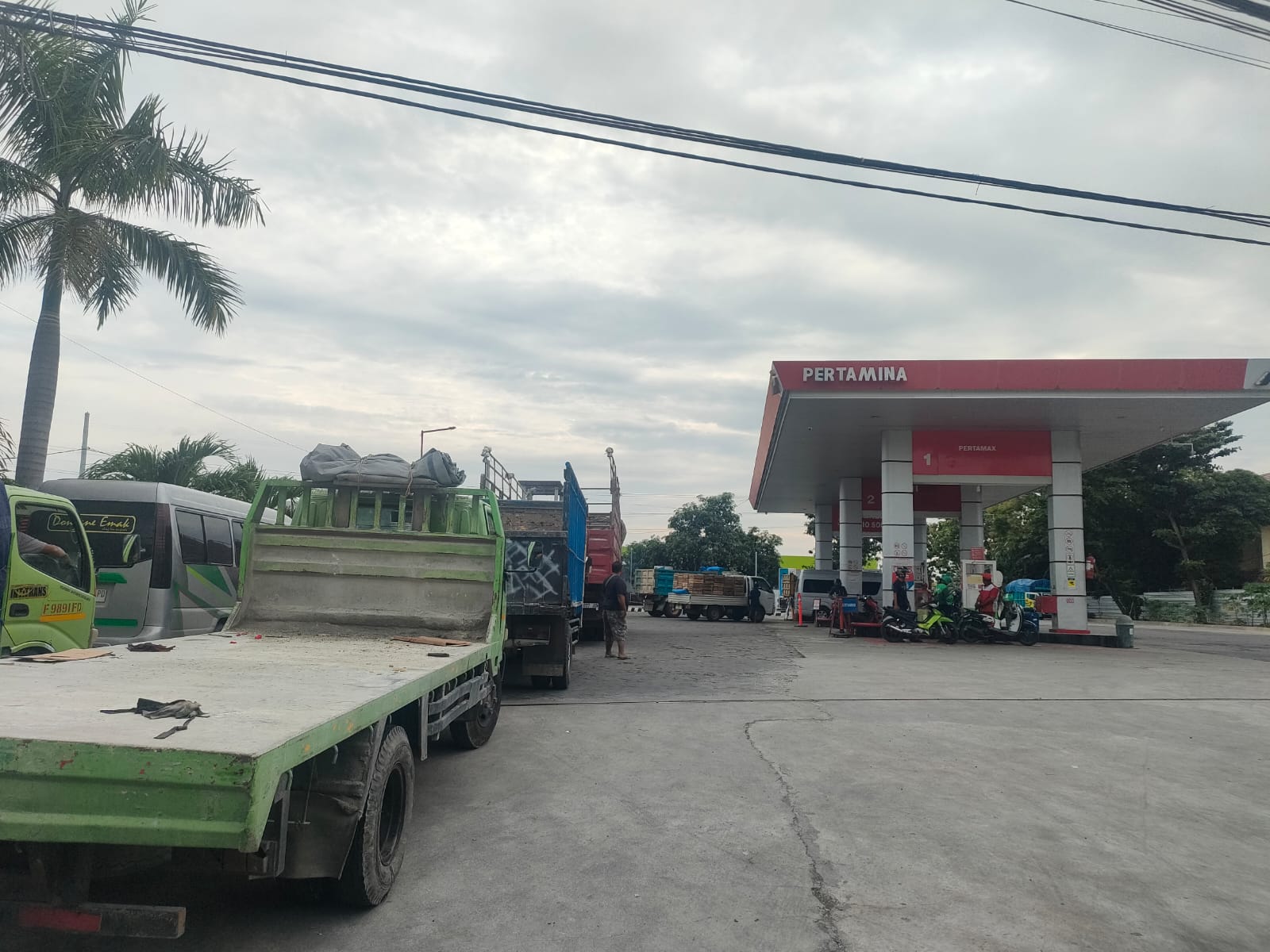 ISI BBM: Truk ekspedisi mengantre di salah satu SPBU di Jalan Pantura Rembang baru-baru ini.