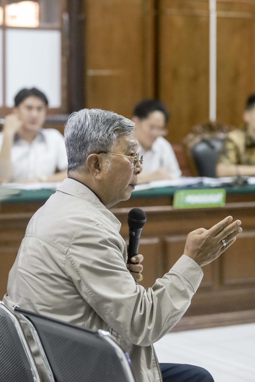 Guru Besar Fakultas Hukum Universitas Gajah Mada (UGM) Prof Dr Nindyo Pramono, dalam sidang di Pengadilan Negeri Surabaya, Rabu (19/11/2025).