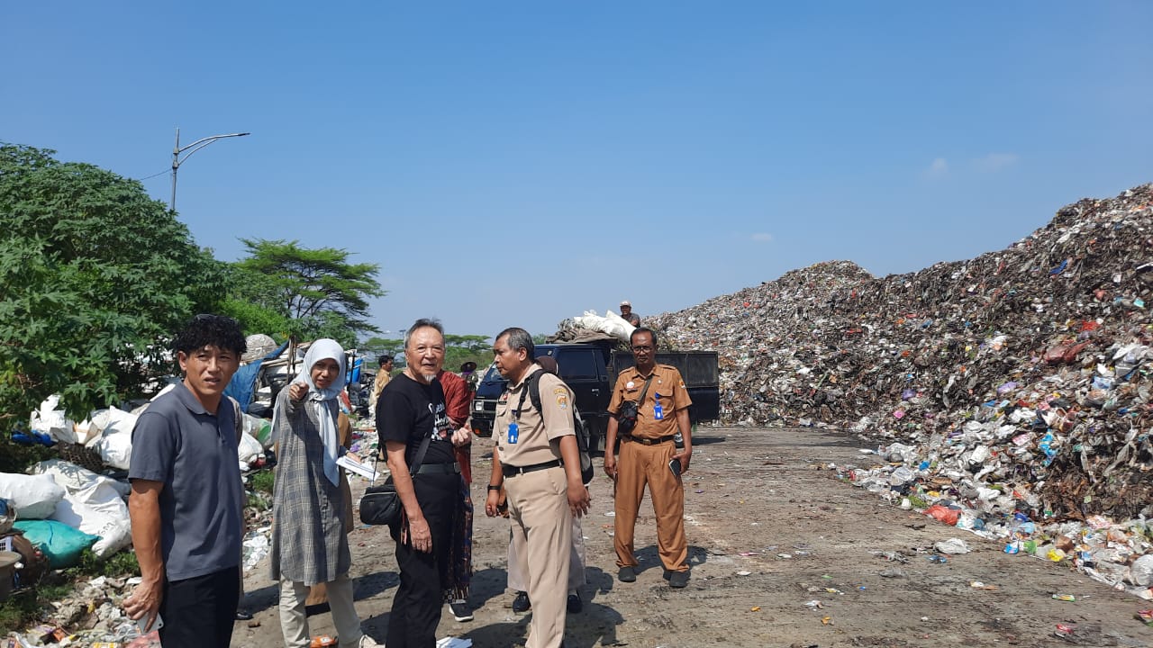 PENJAJAKAN: Calon investor asal Jepang saat meninjau TPA Ngembak beberapa waktu lalu.