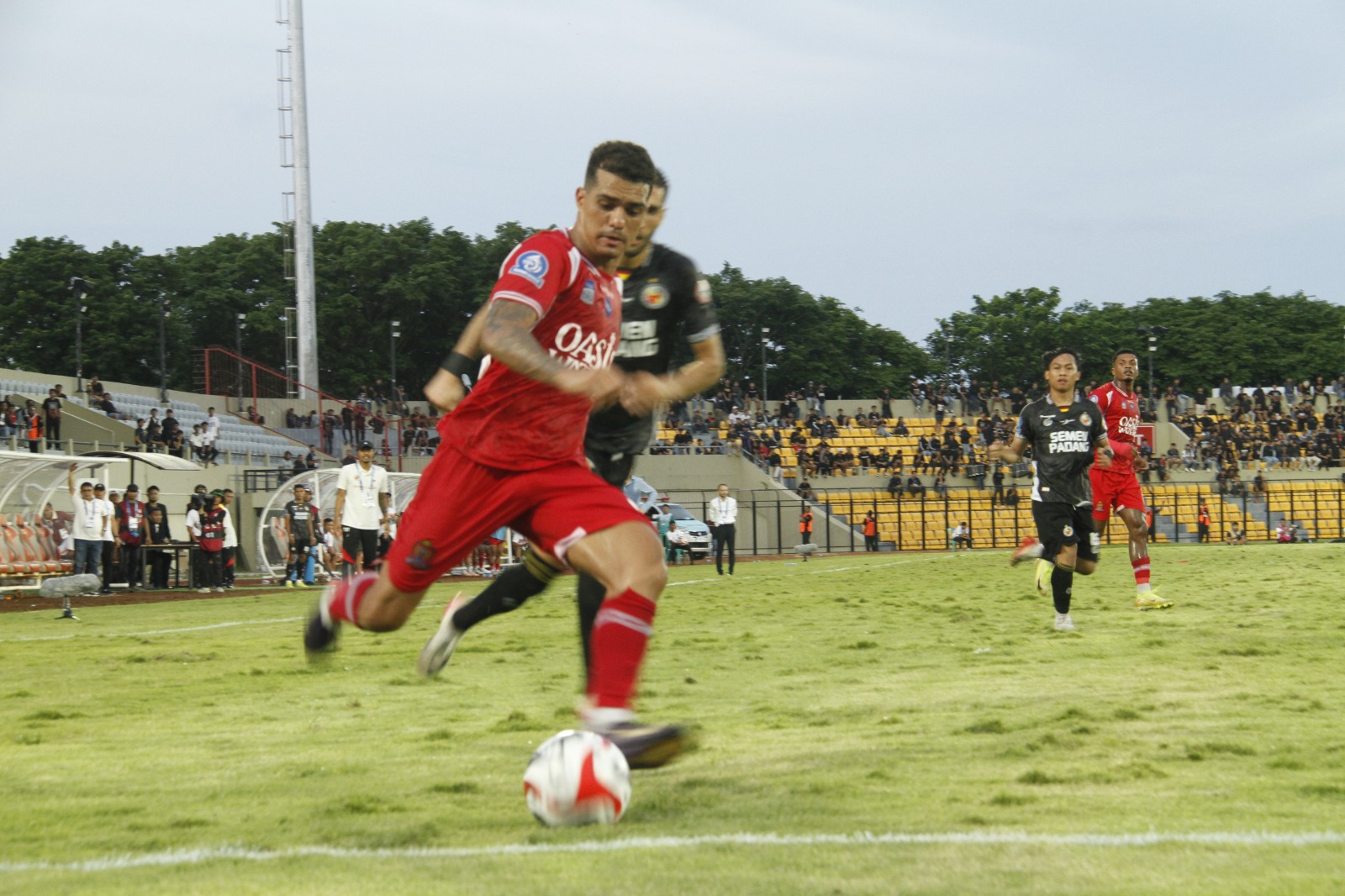 PERLU BERBENAH: Charlos Franca berebut bola dngan pemain Semen Padang pada Kamis (20/11) sore.