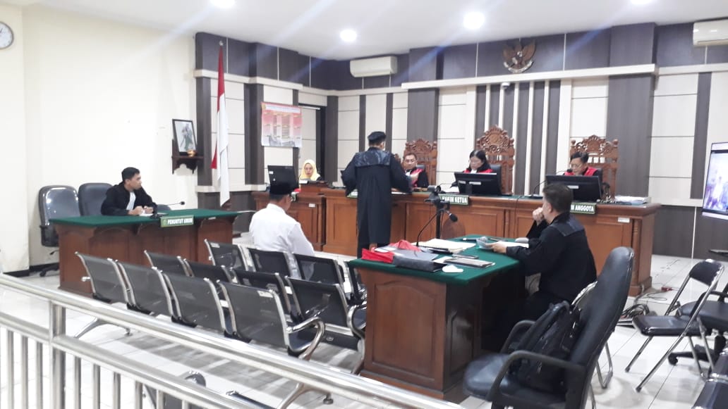 MINTA KERINGANAN &ndash; Terdakwa Kades Cangkring M membacakan pledoi minta keringanan hukuman saat sidang di PN Tipikor Semarang.