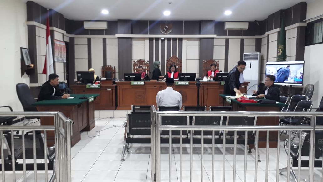 PERDANA -  Kadesa Kalirejo, Kecamatan Wirosari T menjalani sidang perdana di PN Tipikor Semarang dengan mendengarkan dakwaan JPU, Rabu (19/11).