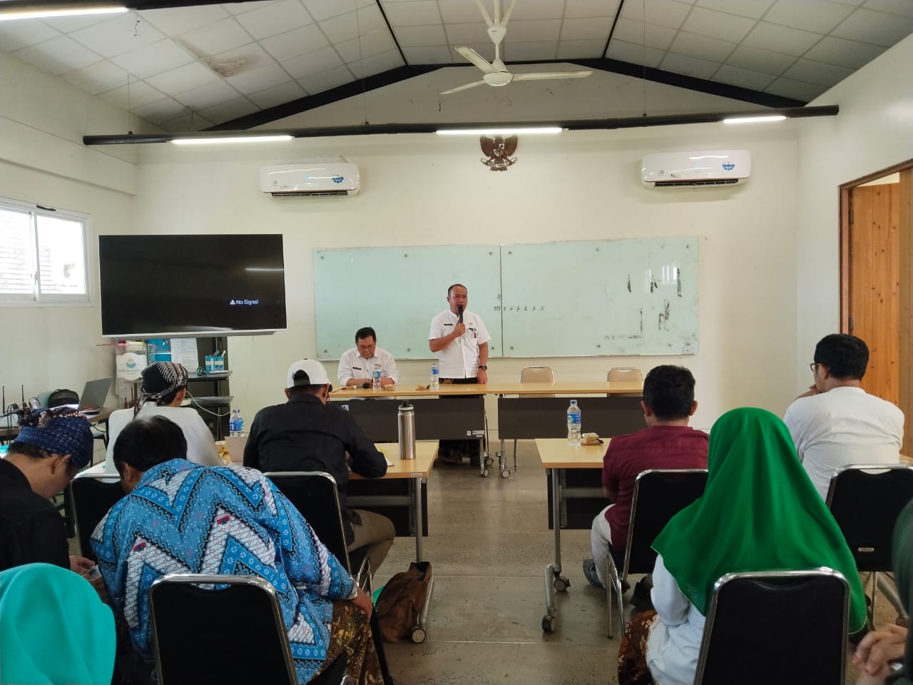 Kasi PAUD Disdikpora Kudus Wahyul Huda memberikan arahan saat putaran final lomba video pembelajaran di PBG Kudus pada Kamis (20/11).