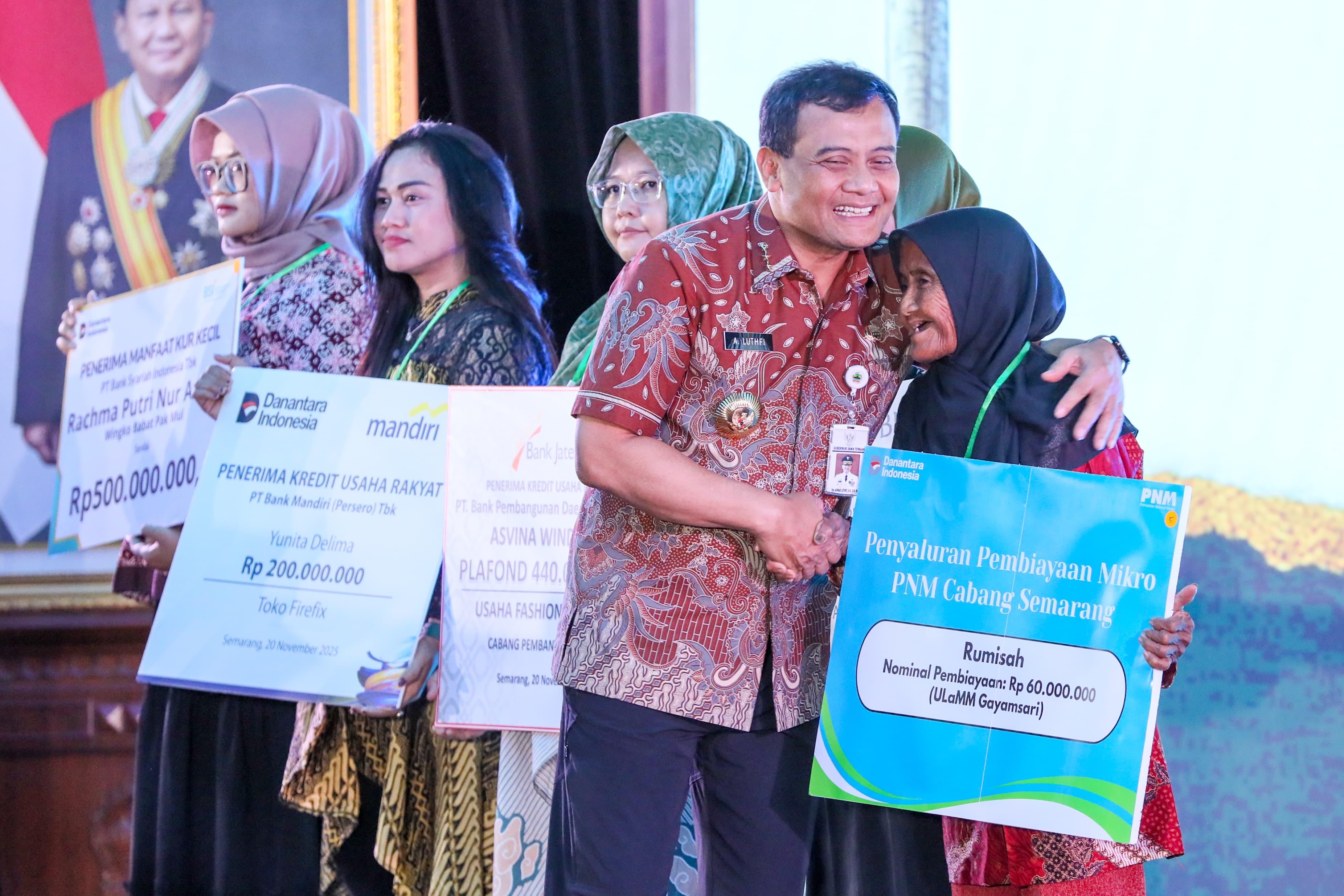 Gubernur Ahmad Luthfi pada kesempatan memberikan bantuan.