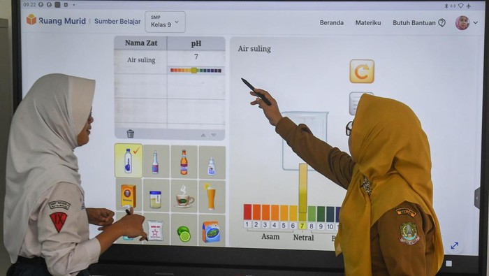 Guru dan siswa melaksanakan kegiatan belajar mengajar dengan menggunakan papan interaktif digital (PID) di SMP Negeri 4 Bekasi.