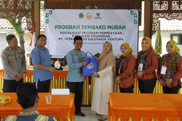 TERJANGKAU: Proses penyerahan sembako kepada masyarakat di Kantor Kecamatan Pecangaan pada Kamis (20/11).