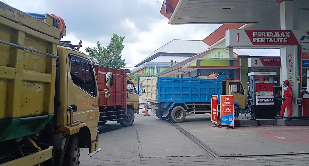 MENGULAR: Kendaraan roda empat di SPBU Karangjati, Blora mengular mengantri mendapatkan solar.
