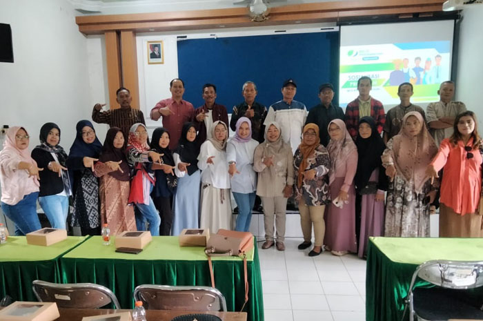 MERIAH: Para praktisi terapi tradisional dan herbalis berfoto bersama usai mengikuti kegiatan sosialisasi jaminan sosial ketenagakerjaan di Rumah Herbal Al Barokah Jepara.