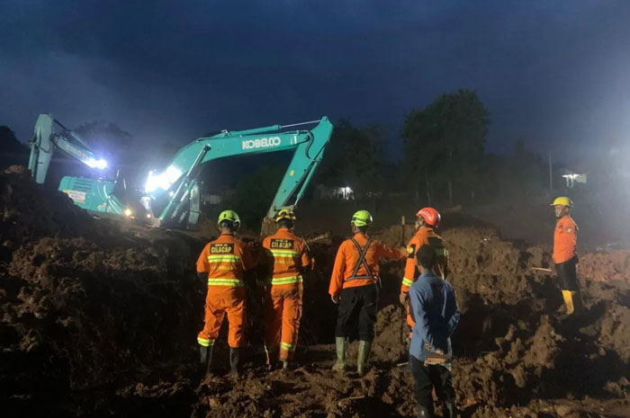 Tim SAR gabungan menggelar operasi pencarian korban bencana tanah longsor di Desa Cibeunying, Kecamatan Majenang, Kabupaten Cilacap