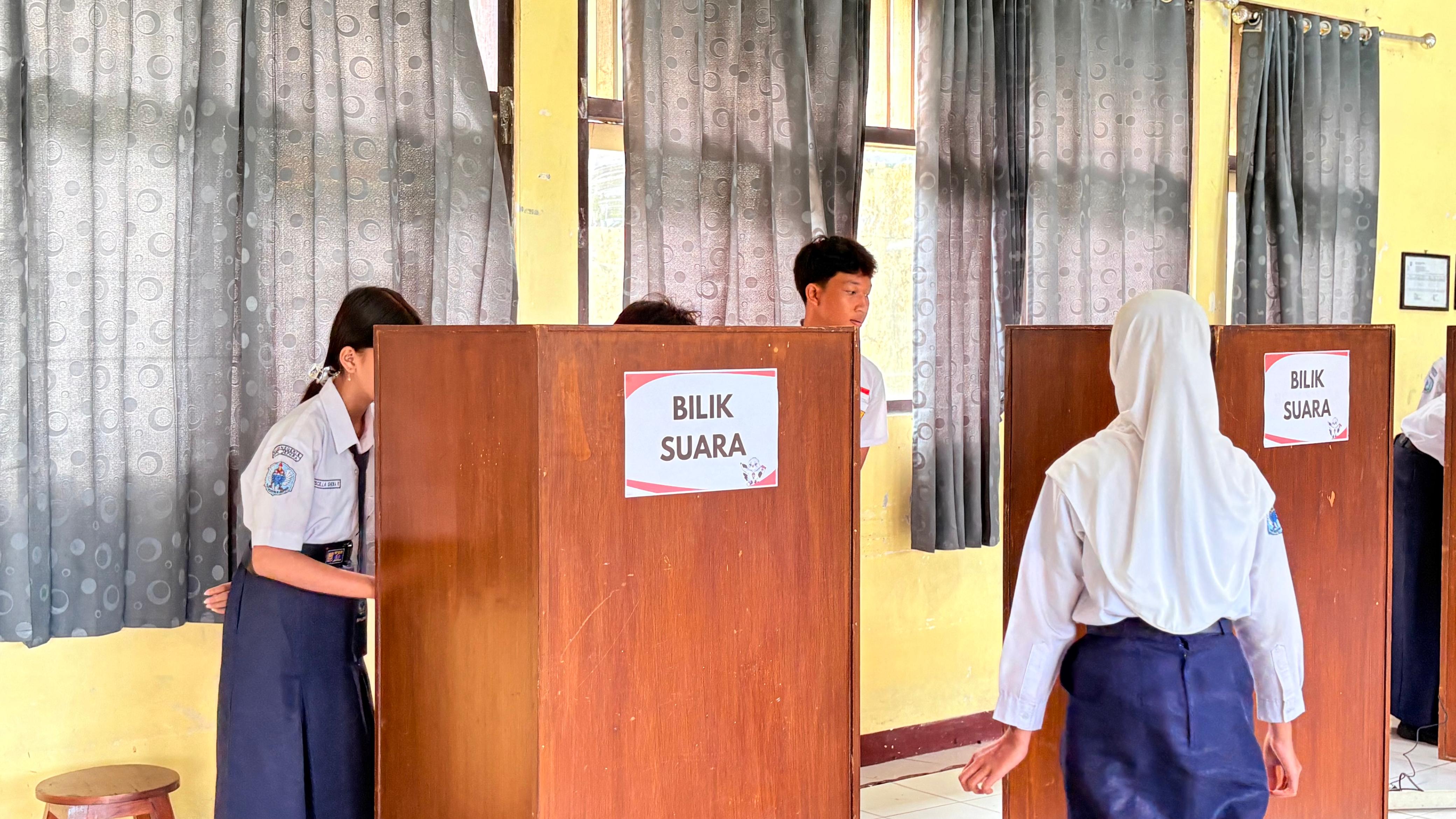 SMART: Sejumlah siswa tengah menyalurkan hak suaranya pada Pilketos di SMPN 6 Jepara.