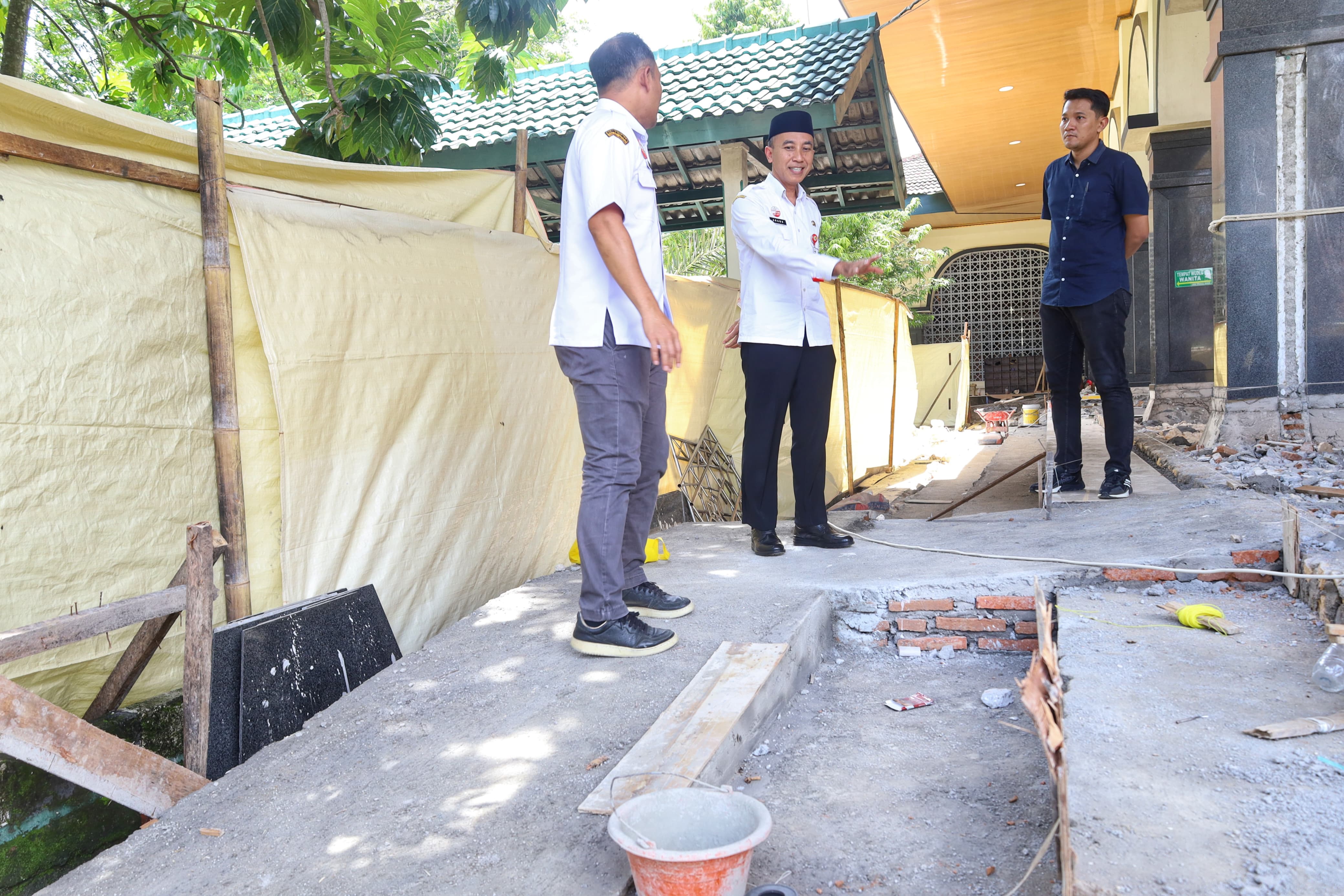 MENINJAU: Sekda Grobogan Anang Armunanto saat meninjau progres rehab Masjid Jabalul Khoir Simpang Lima Purwodadi.