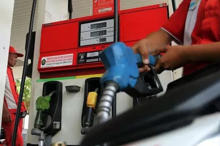 Ilustrasi petugas SPBU Pertamina tengah melayani konsumen.