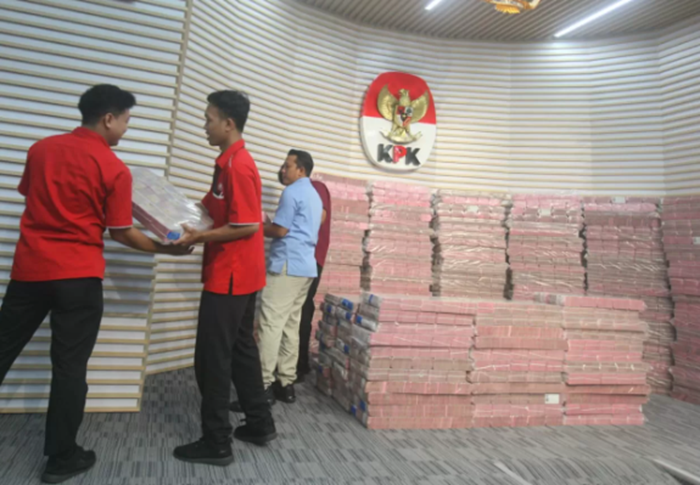 Petugas menata barang bukti uang rampasan kasus korupsi Taspen senilai Rp. 883 Miliar di Gedung KPK, Jakarta, Kamis (20/11/2025). (Dery Ridwansah/ JawaPos.com)
