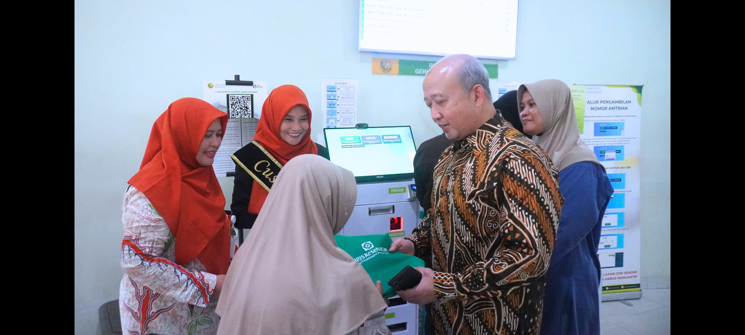 Direktur Teknologi Informasi BPJS Kesehatan, Edwin Aristiawan, memberikan penghargaan kepada RSI Sunan Kudus atas komitmen dukungan program JKN