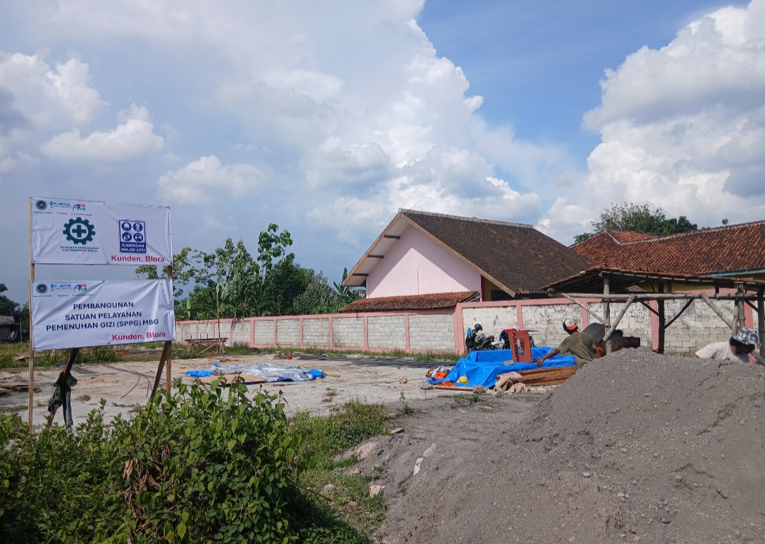 PROSES: Pembangunan dapur makan bergizi gratis (MBG) di Kelurahan Kunden di atas tanah milik Pemkab Blora.