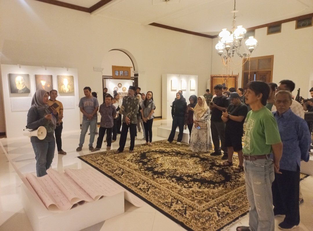 ANTUSIAS: Para pengunjung tengah menyaksikan replikasi surat-surat Kartini.