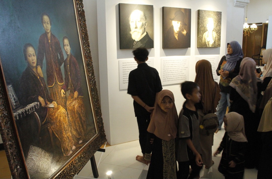 PROGRESIF: Kurator Museum Susi Ernawati Susindra tengah menjelaskan guru-guru Kartini.