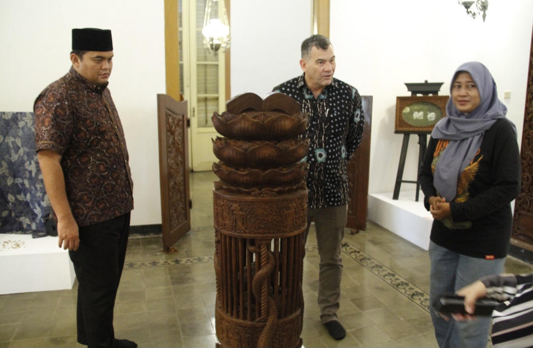 ANTUSIAS: Konsul Jenderal Australia di Surabaya Glen Askew tertarik dengan koleksi Macan Kurung yang di atasnya bertuliskan surat Kartini pada Jumat (21/11).