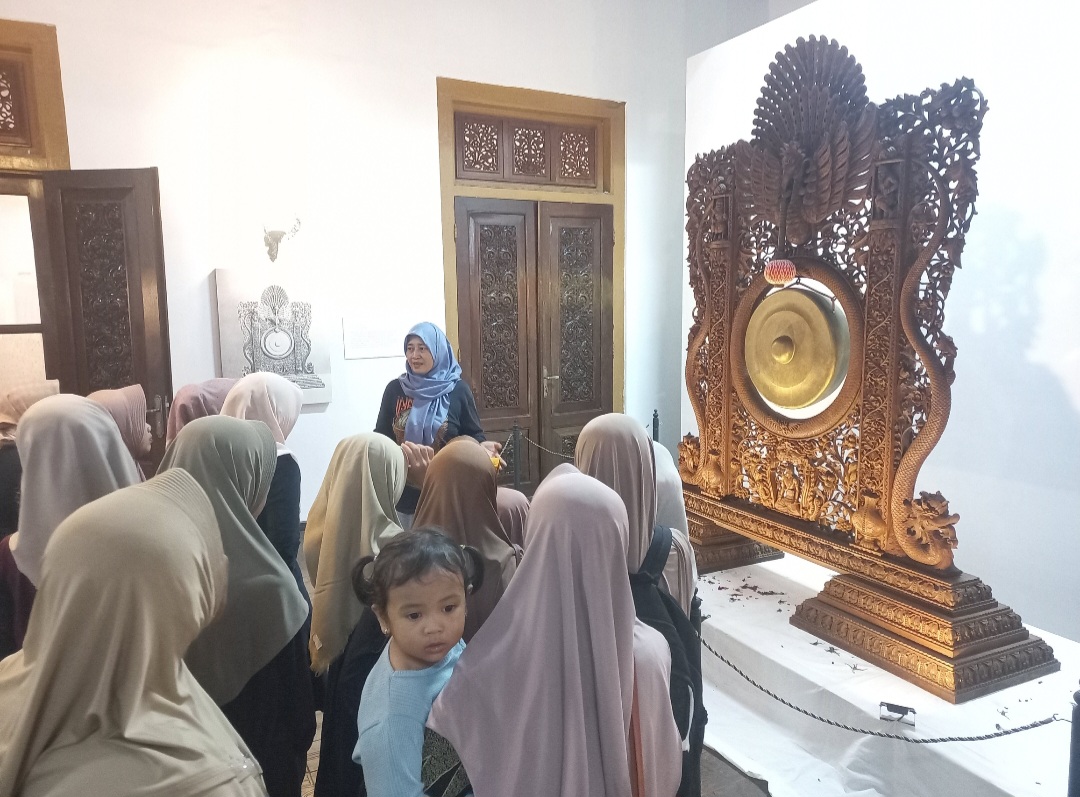 MEMBELUDAK: Para pengunjung terus membanjiri Museum Kartini sepekan usai diresmikan.