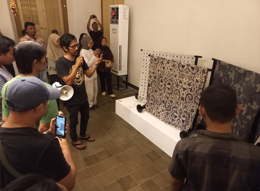 PROGRESIF: Afif tunjukkan batik di Museum Kartini.